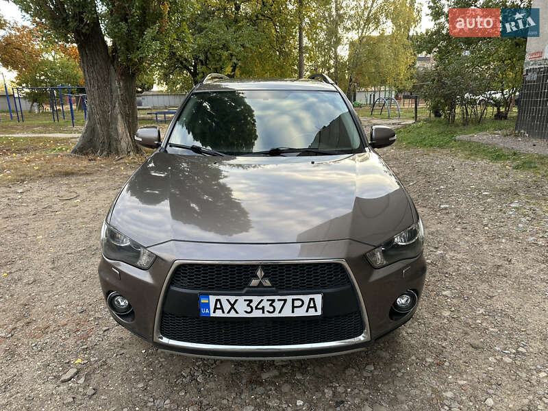 Внедорожник / Кроссовер Mitsubishi Outlander 2011 в 