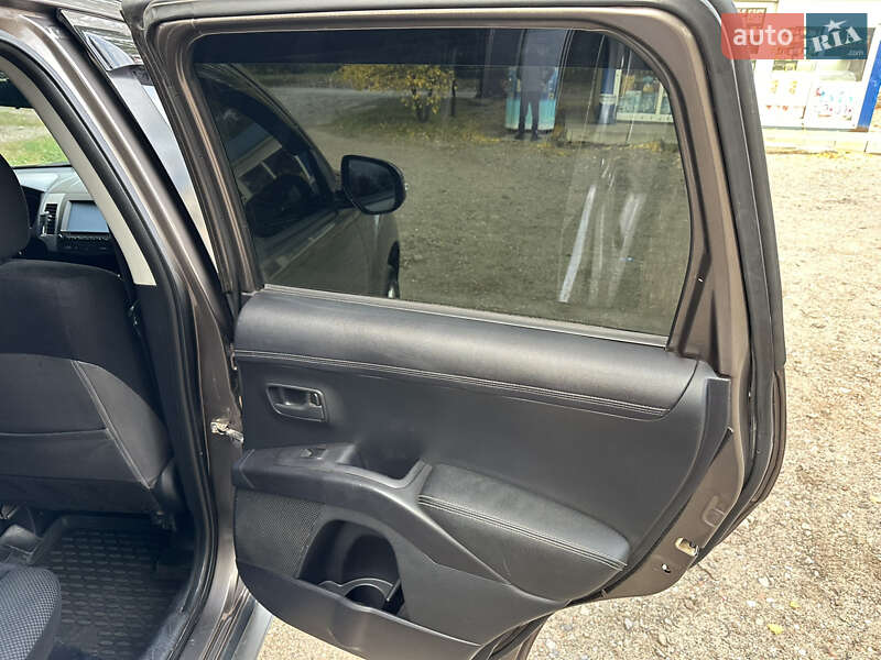 Внедорожник / Кроссовер Mitsubishi Outlander 2011 в Харькове фото 16 Внедорожник / Кроссовер Mitsubishi Outlander 2011 в Харькове