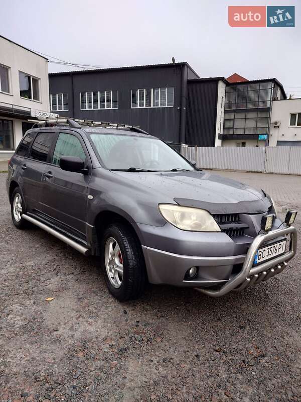 Внедорожник / Кроссовер Mitsubishi Outlander 2006 в  фото Внедорожник / Кроссовер Mitsubishi Outlander 2006 в