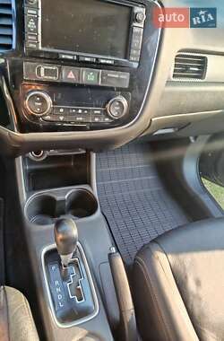 Внедорожник / Кроссовер Mitsubishi Outlander 2014 в 