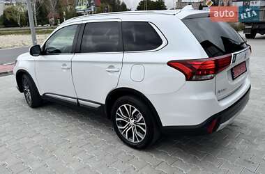 Внедорожник / Кроссовер Mitsubishi Outlander 2016 в 