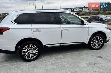 Внедорожник / Кроссовер Mitsubishi Outlander 2016 в 