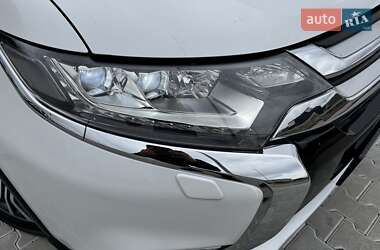 Внедорожник / Кроссовер Mitsubishi Outlander 2016 в 