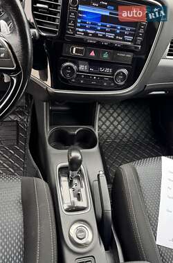 Внедорожник / Кроссовер Mitsubishi Outlander 2016 в 