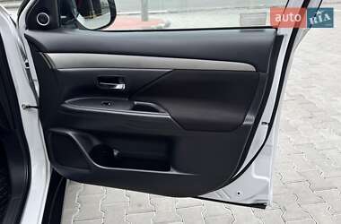 Внедорожник / Кроссовер Mitsubishi Outlander 2016 в 