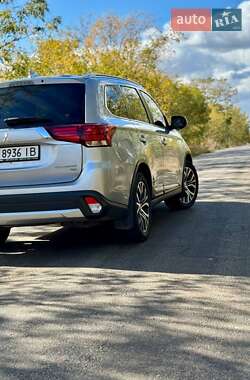 Внедорожник / Кроссовер Mitsubishi Outlander 2017 в 