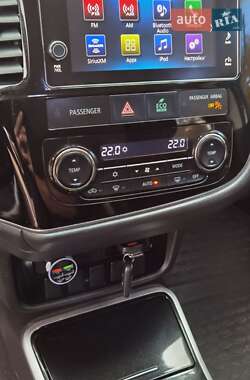 Внедорожник / Кроссовер Mitsubishi Outlander 2017 в 
