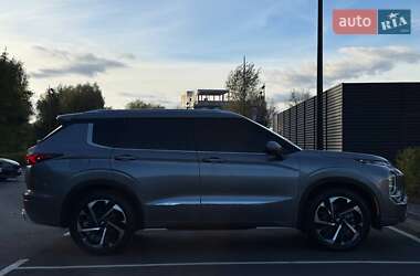 Внедорожник / Кроссовер Mitsubishi Outlander 2022 в 