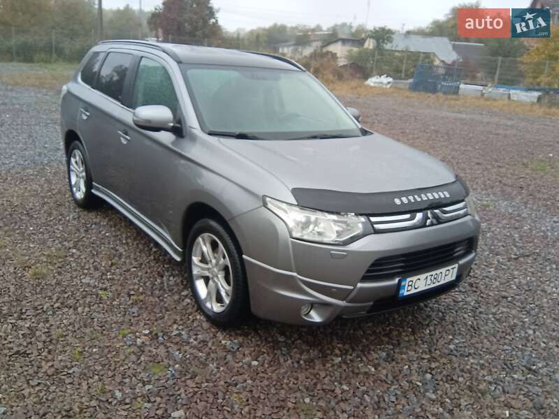 Внедорожник / Кроссовер Mitsubishi Outlander 2012 в 