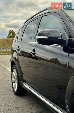 Внедорожник / Кроссовер Mitsubishi Outlander 2012 в 