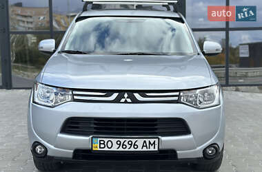 Внедорожник / Кроссовер Mitsubishi Outlander 2013 в 
