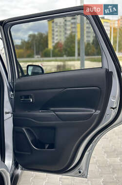 Внедорожник / Кроссовер Mitsubishi Outlander 2013 в 