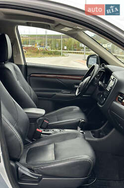 Внедорожник / Кроссовер Mitsubishi Outlander 2013 в 
