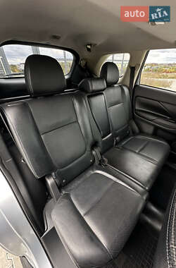 Внедорожник / Кроссовер Mitsubishi Outlander 2013 в 