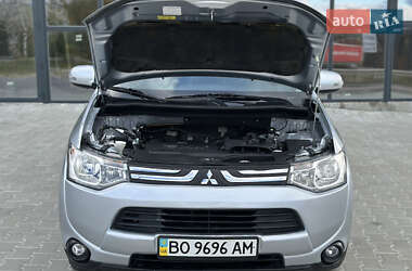 Внедорожник / Кроссовер Mitsubishi Outlander 2013 в 