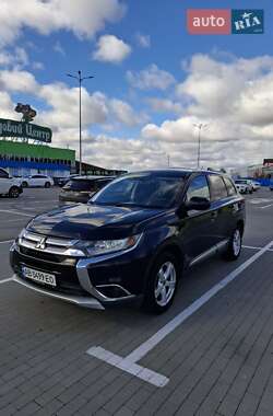 Внедорожник / Кроссовер Mitsubishi Outlander 2016 в 