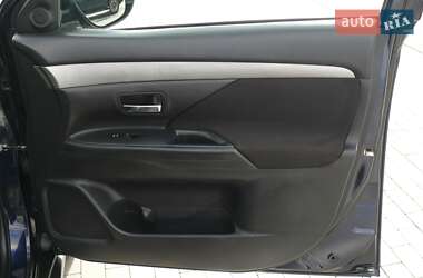 Внедорожник / Кроссовер Mitsubishi Outlander 2016 в 
