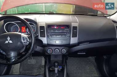 Внедорожник / Кроссовер Mitsubishi Outlander 2010 в 