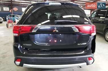 Внедорожник / Кроссовер Mitsubishi Outlander 2016 в 