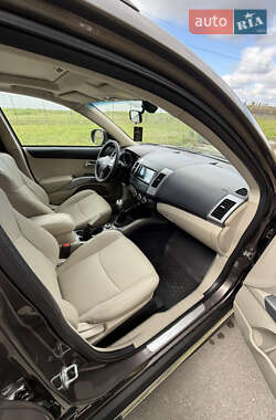 Позашляховик / Кросовер Mitsubishi Outlander 2012 в  фото 21 Позашляховик / Кросовер Mitsubishi Outlander 2012 в