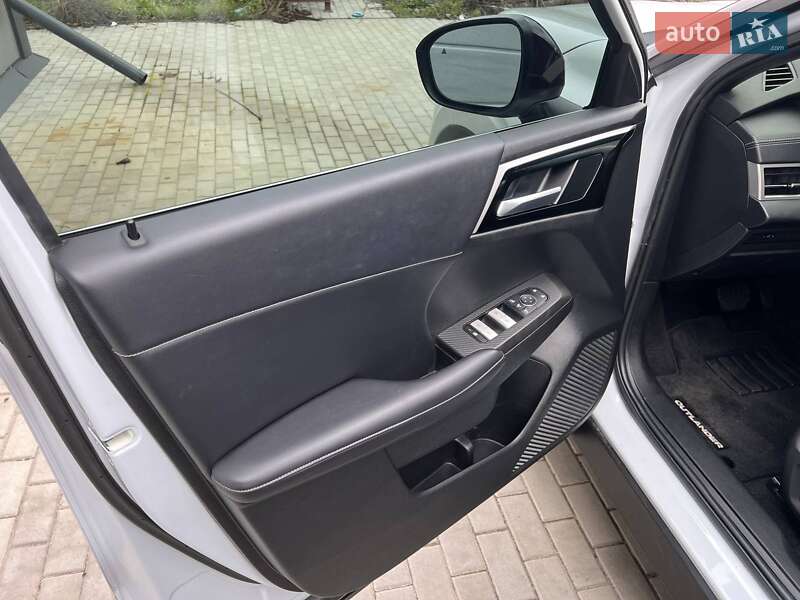 Внедорожник / Кроссовер Mitsubishi Outlander 2023 в Киеве