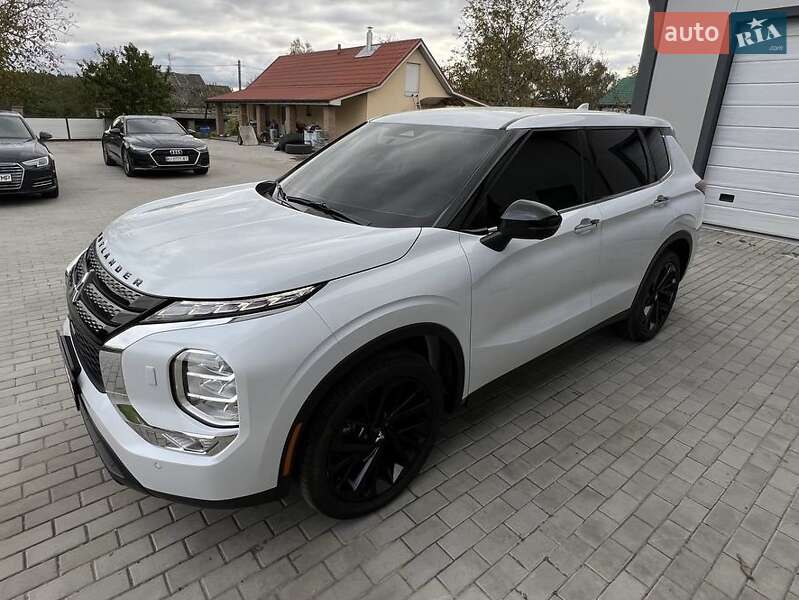 Внедорожник / Кроссовер Mitsubishi Outlander 2023 в Киеве