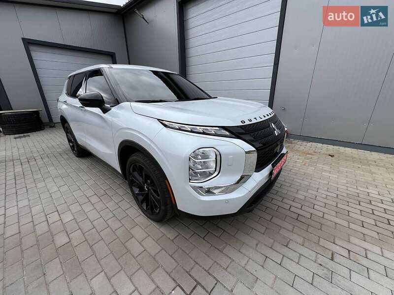 Внедорожник / Кроссовер Mitsubishi Outlander 2023 в Киеве