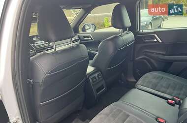 Внедорожник / Кроссовер Mitsubishi Outlander 2023 в 