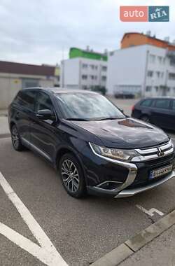 Внедорожник / Кроссовер Mitsubishi Outlander 2017 в 