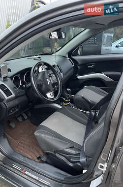 Внедорожник / Кроссовер Mitsubishi Outlander 2011 в 