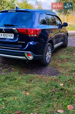 Внедорожник / Кроссовер Mitsubishi Outlander 2017 в 
