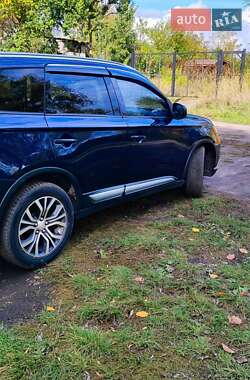 Внедорожник / Кроссовер Mitsubishi Outlander 2017 в 