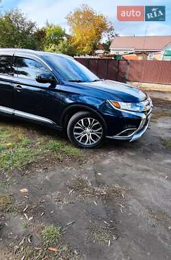 Внедорожник / Кроссовер Mitsubishi Outlander 2017 в 