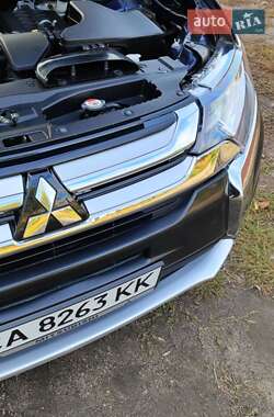 Внедорожник / Кроссовер Mitsubishi Outlander 2017 в 