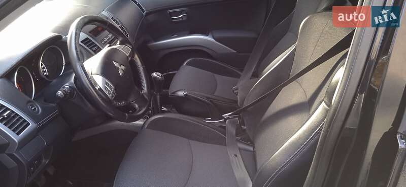Внедорожник / Кроссовер Mitsubishi Outlander 2010 в Заре