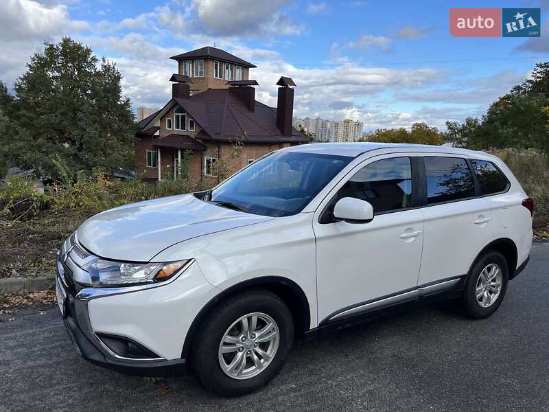 Позашляховик / Кросовер Mitsubishi Outlander 2019 в Києві