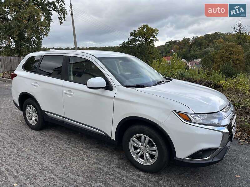 Позашляховик / Кросовер Mitsubishi Outlander 2019 в Києві