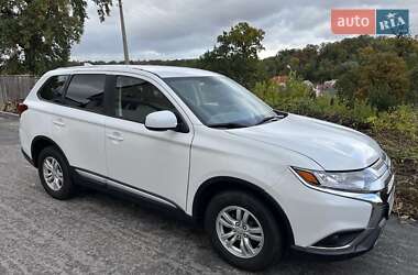Внедорожник / Кроссовер Mitsubishi Outlander 2019 в 
