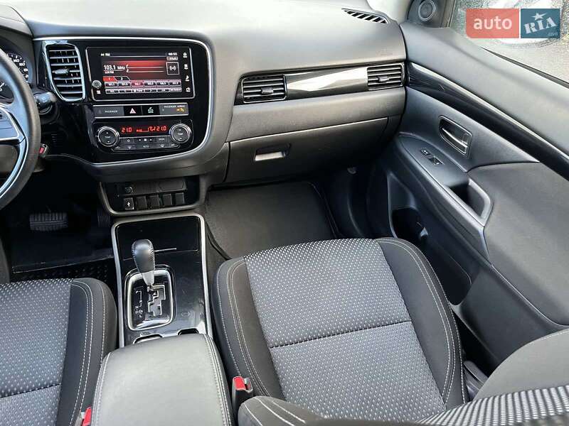 Позашляховик / Кросовер Mitsubishi Outlander 2019 в Києві