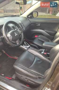 Позашляховик / Кросовер Mitsubishi Outlander 2010 в  фото 2 Позашляховик / Кросовер Mitsubishi Outlander 2010 в