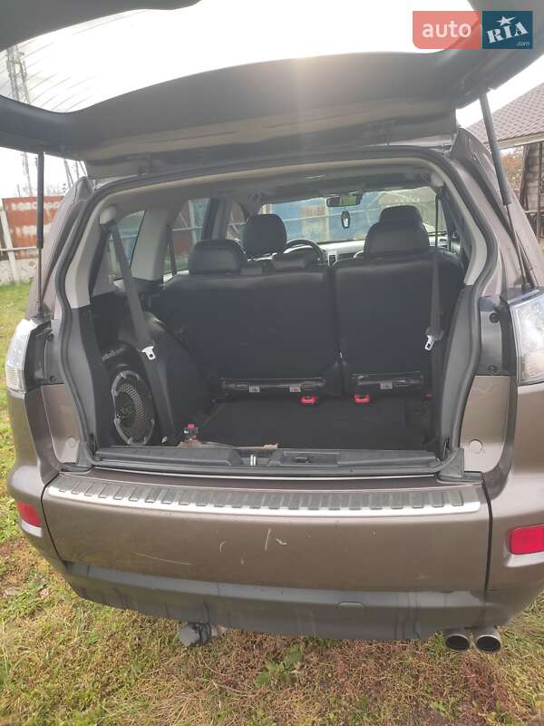 Позашляховик / Кросовер Mitsubishi Outlander 2010 в  фото Позашляховик / Кросовер Mitsubishi Outlander 2010 в