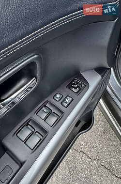 Внедорожник / Кроссовер Mitsubishi Outlander 2012 в 