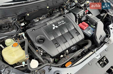 Внедорожник / Кроссовер Mitsubishi Outlander 2012 в 