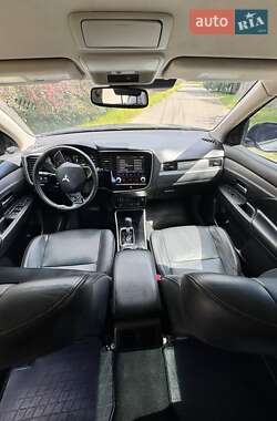 Позашляховик / Кросовер Mitsubishi Outlander 2020 в 