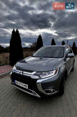 Позашляховик / Кросовер Mitsubishi Outlander 2020 в 