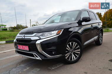 Внедорожник / Кроссовер Mitsubishi Outlander 2020 в 