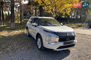Внедорожник / Кроссовер Mitsubishi Outlander 2022 в 