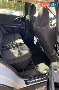 Внедорожник / Кроссовер Mitsubishi Outlander 2022 в 