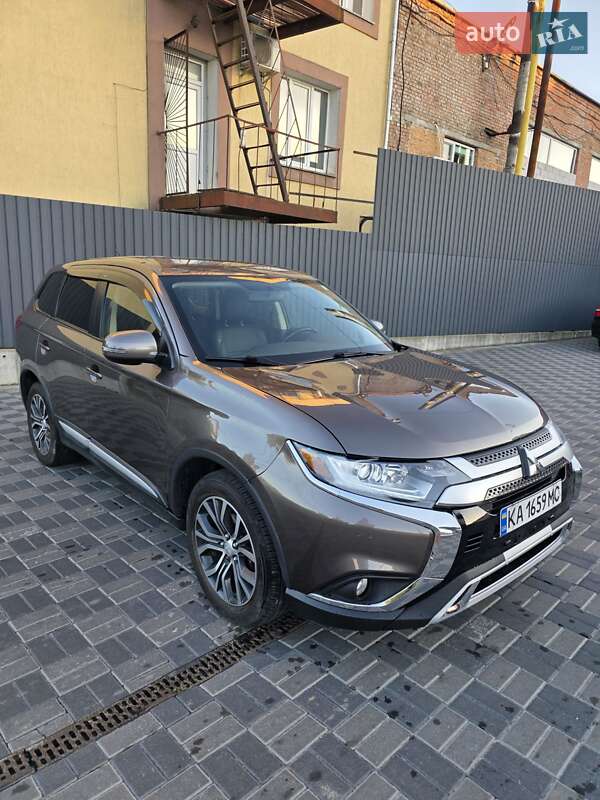 Внедорожник / Кроссовер Mitsubishi Outlander 2015 в Хмельницком