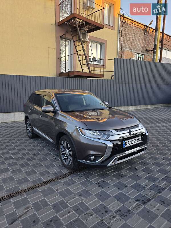 Внедорожник / Кроссовер Mitsubishi Outlander 2015 в Хмельницком